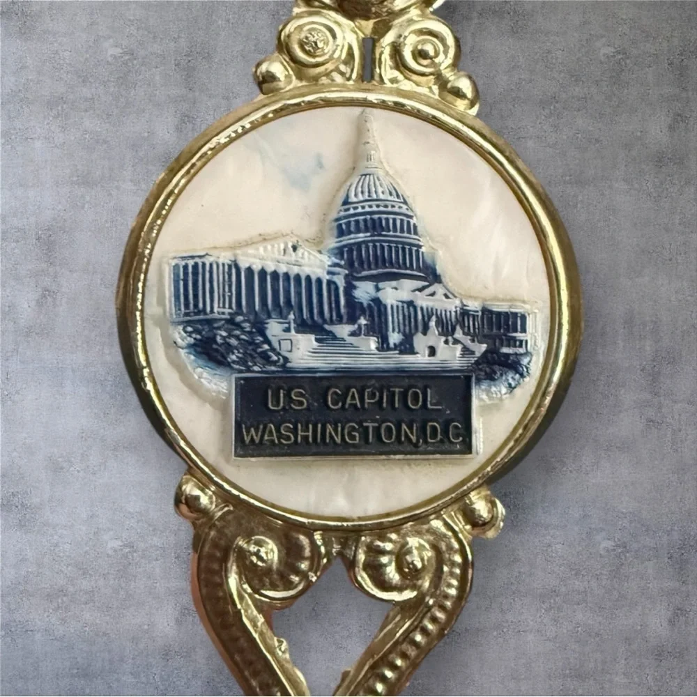 Vintage 1959 souvenir thermometer designed to look like a decorative key - Picture 2 of 4